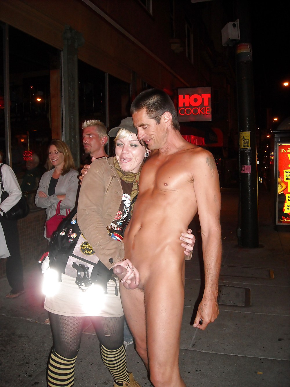 Femmes nues hommes en public