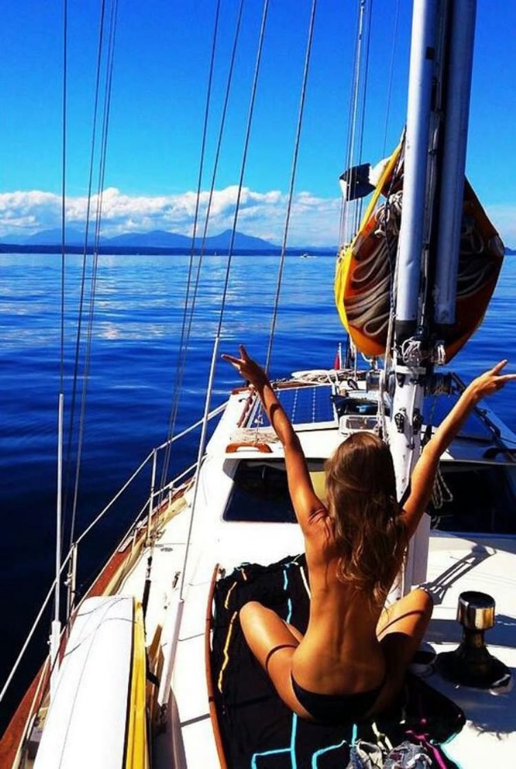 Gangbang Man avec un homme sur un yacht