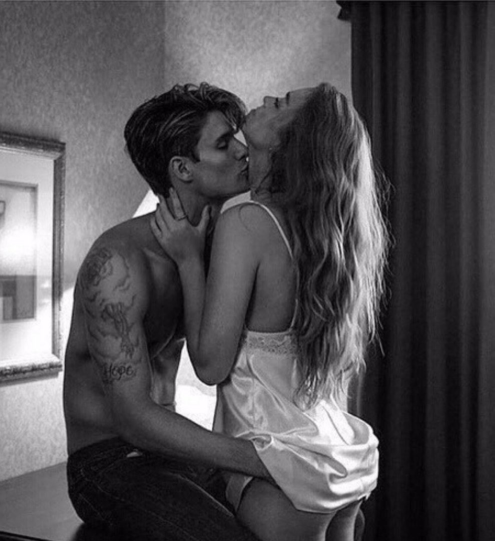 Bisous passionnés sur la table