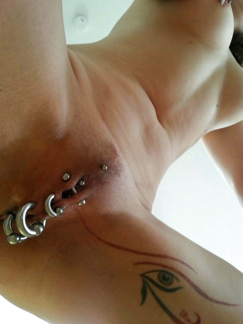 Beau piercing dans des endroits intimes