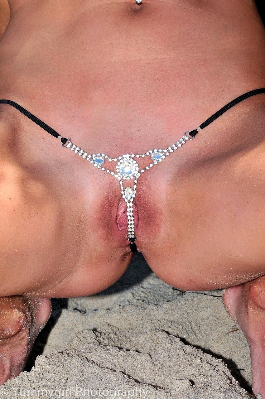 Culotte avec perles sur le clitoris