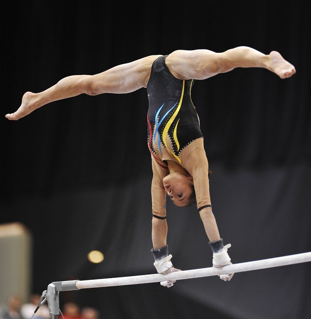 Gymnaste sur les barreaux