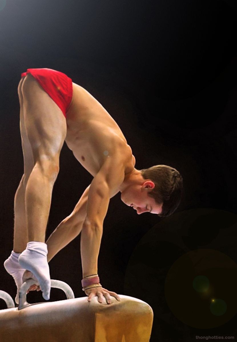 Gymnastes jeunes hommes