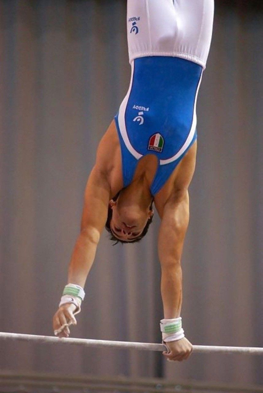Gymnastes sportifs hommes nus