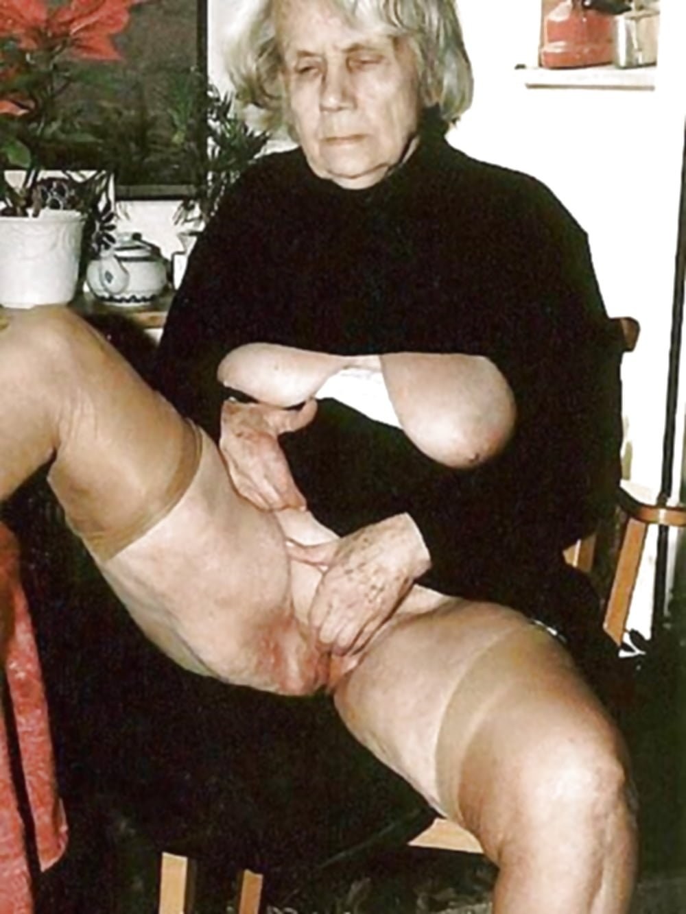 Vieilles femmes nues anales