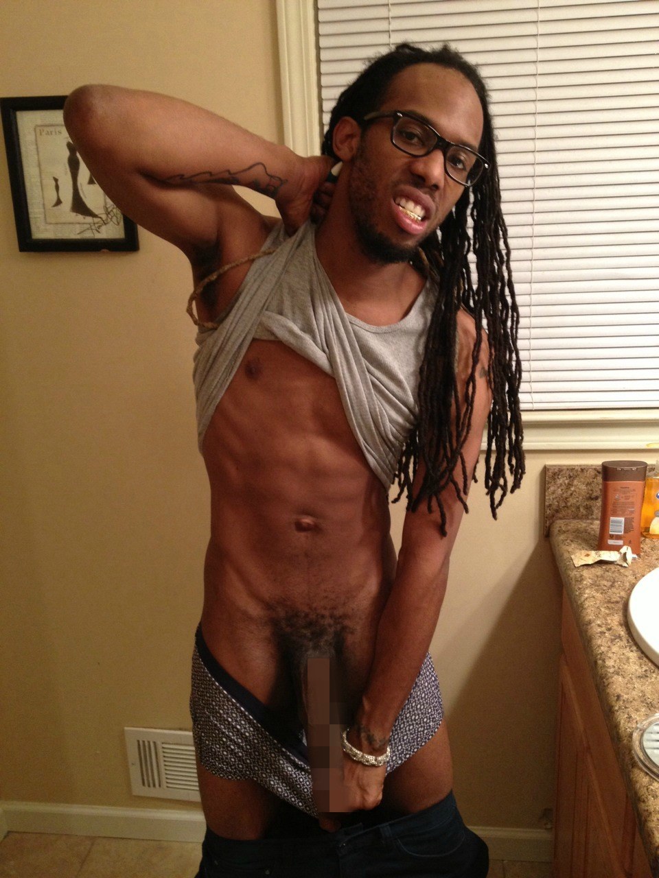 Femme nue avec dreadlocks