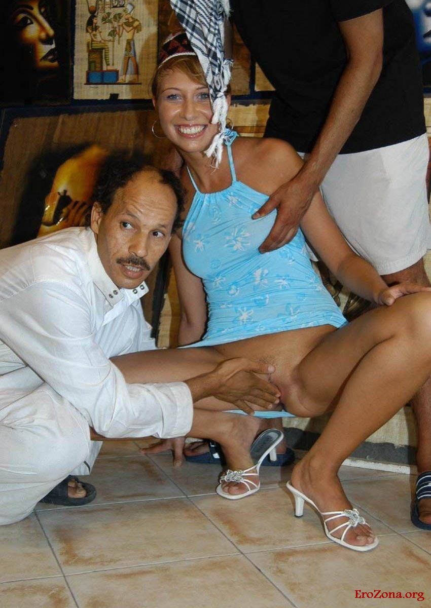 Mature poilue avec des lunettes privées