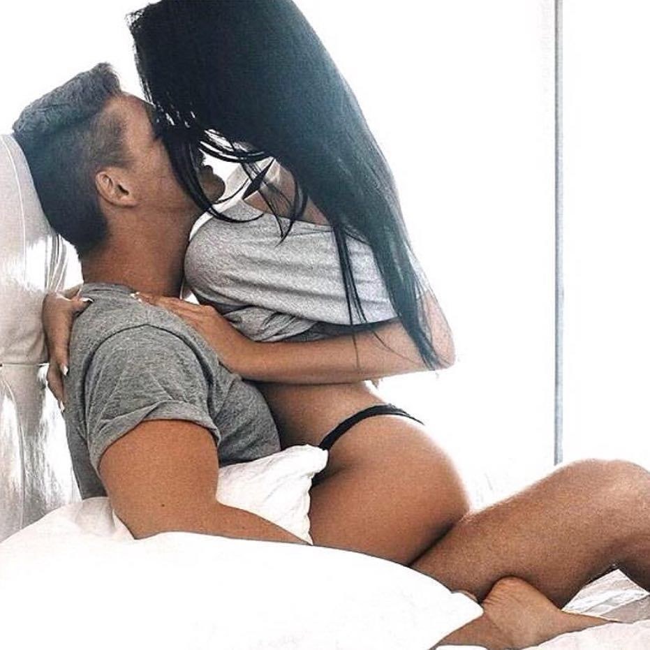 Une fille s'assoit sur un mec
