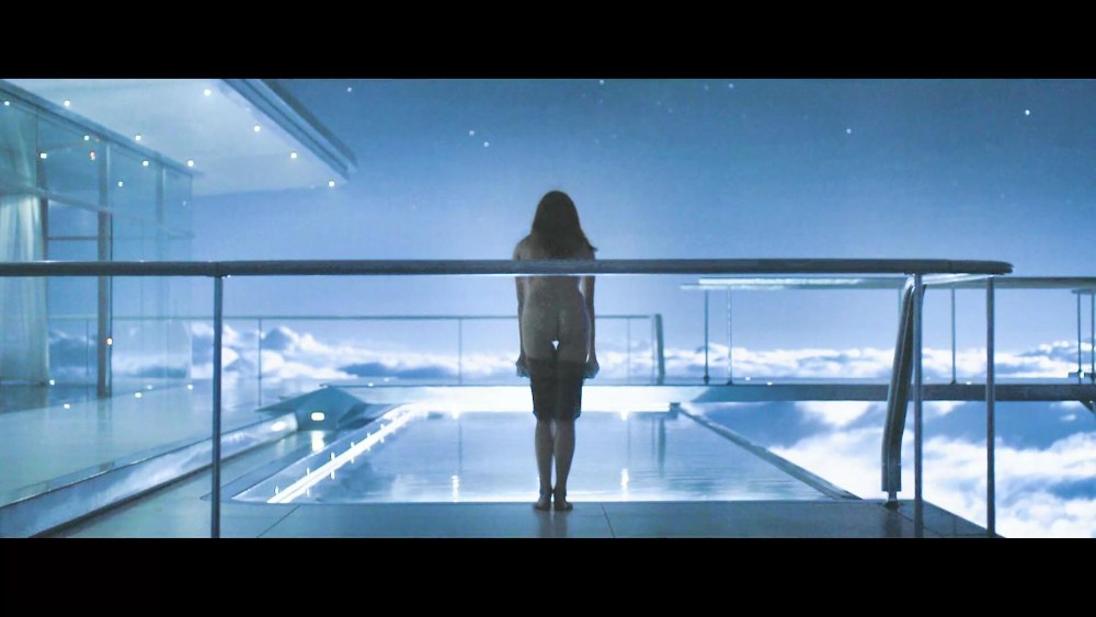 Andrea Raizboro Oblivion dans la piscine