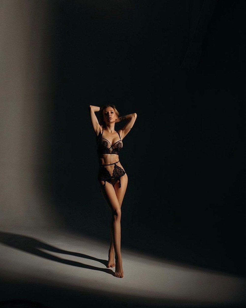 Maria Gorban dans l'hôtel de la série Eleon