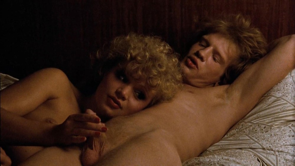 Filles nues devant le miroir
