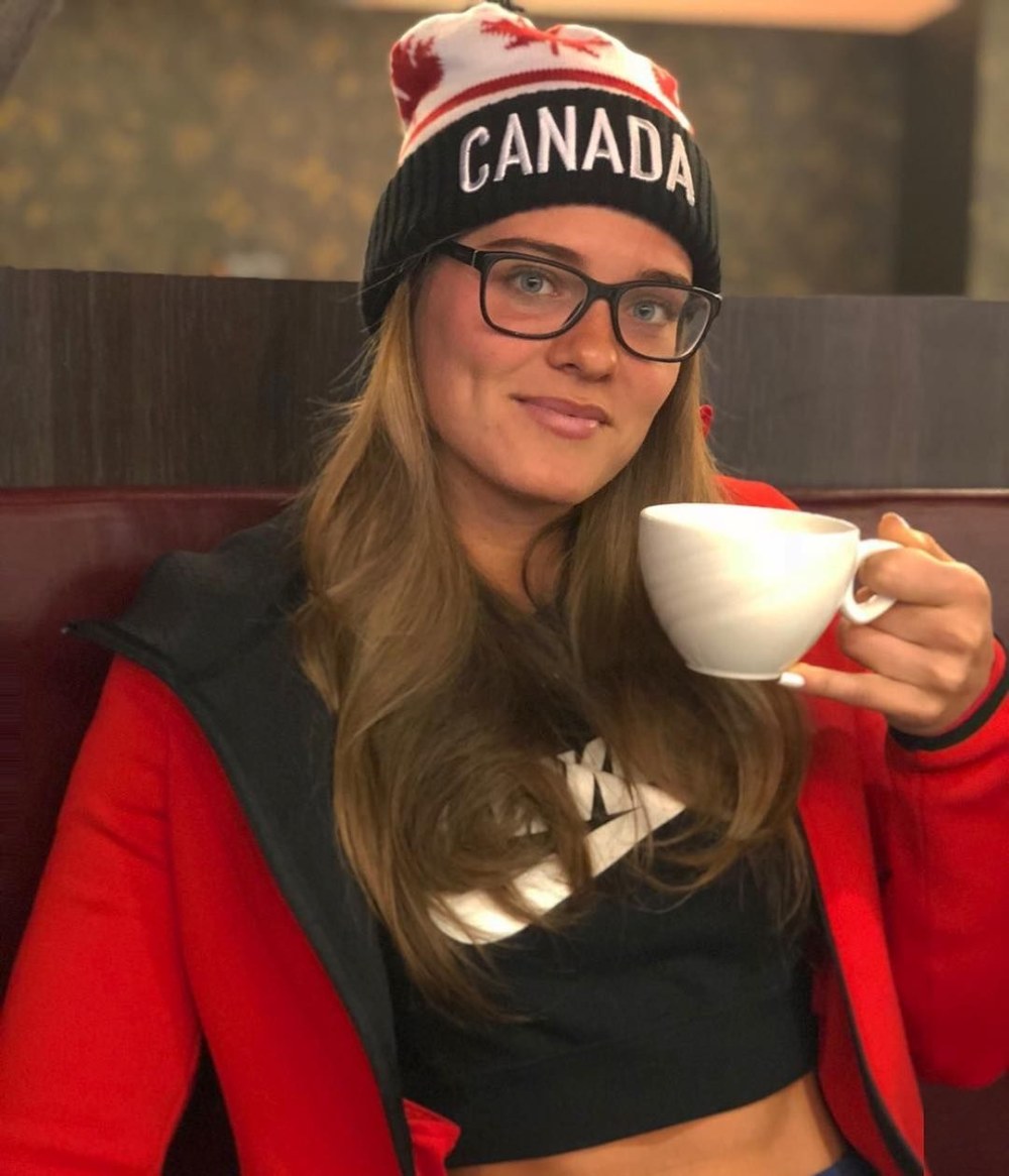 Alisha Newman dans un chapeau