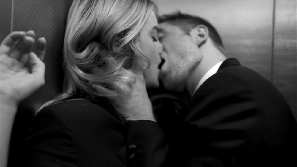 Dior Homme avec Robert Pattinson dans l'ascenseur