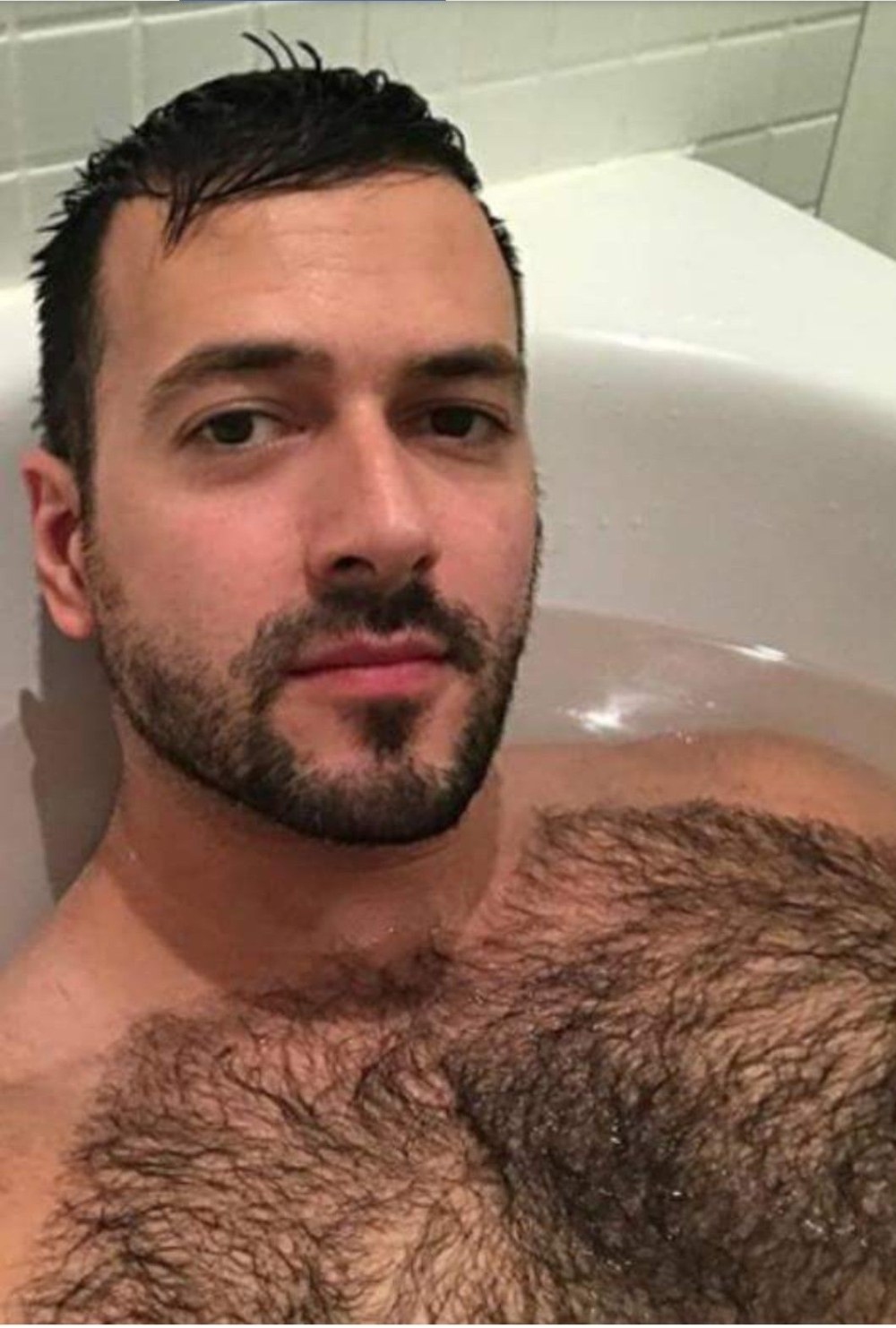 Mec poilu dans la salle de bain
