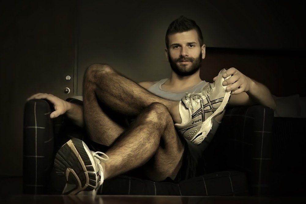 Guys sportifs aux jambes velues