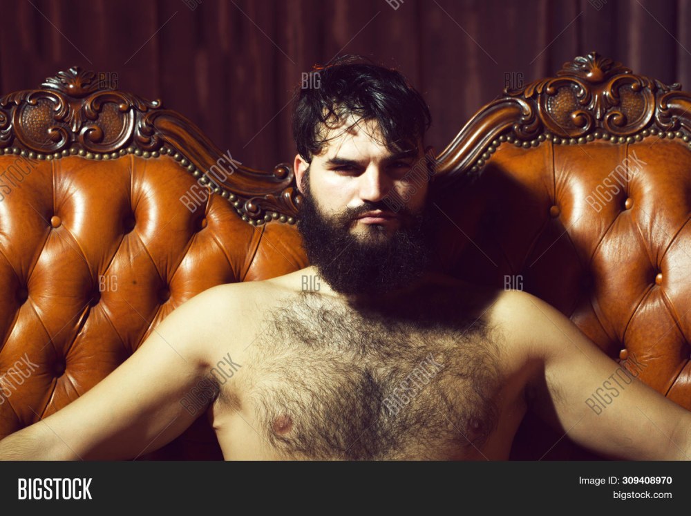 Homme barbu sur le canapé