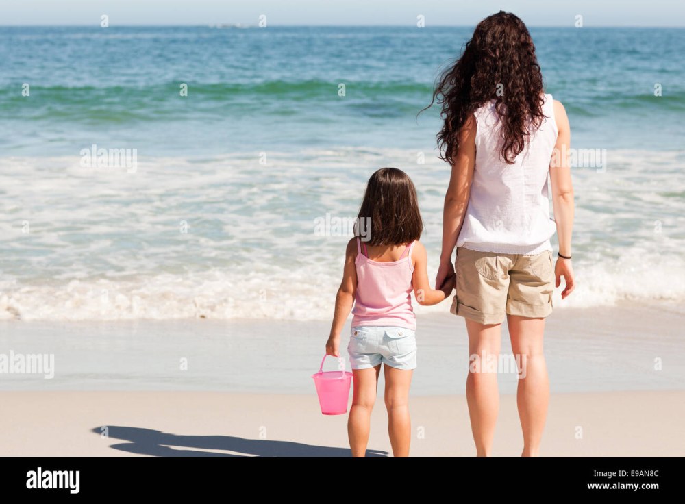 Maman et fille en mer de l'arrière