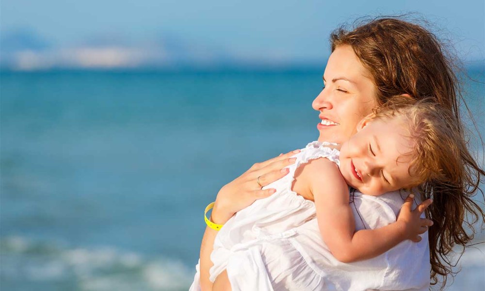 Grand-mère avec petites-filles sur la plage