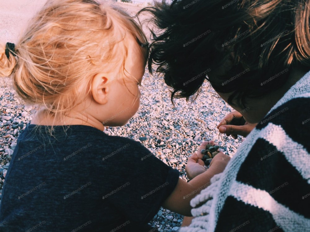 Jeune mère avec ses filles sur la plage