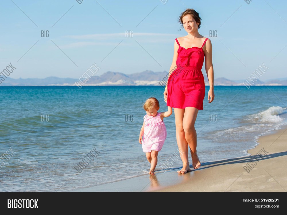 Grand-mère avec petite-fille sur la plage
