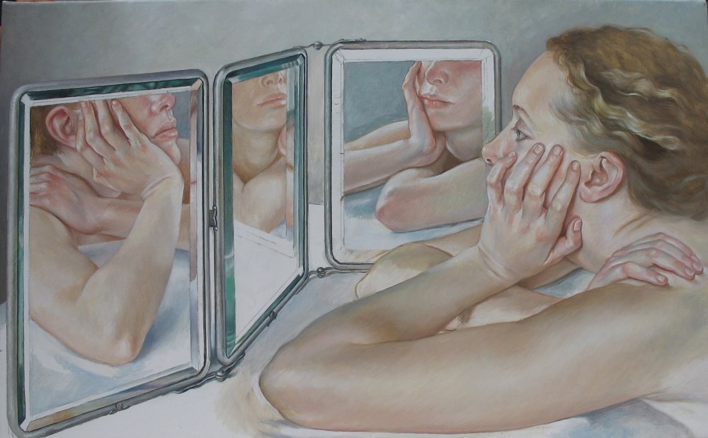 Vieille femme nue dans un film mince