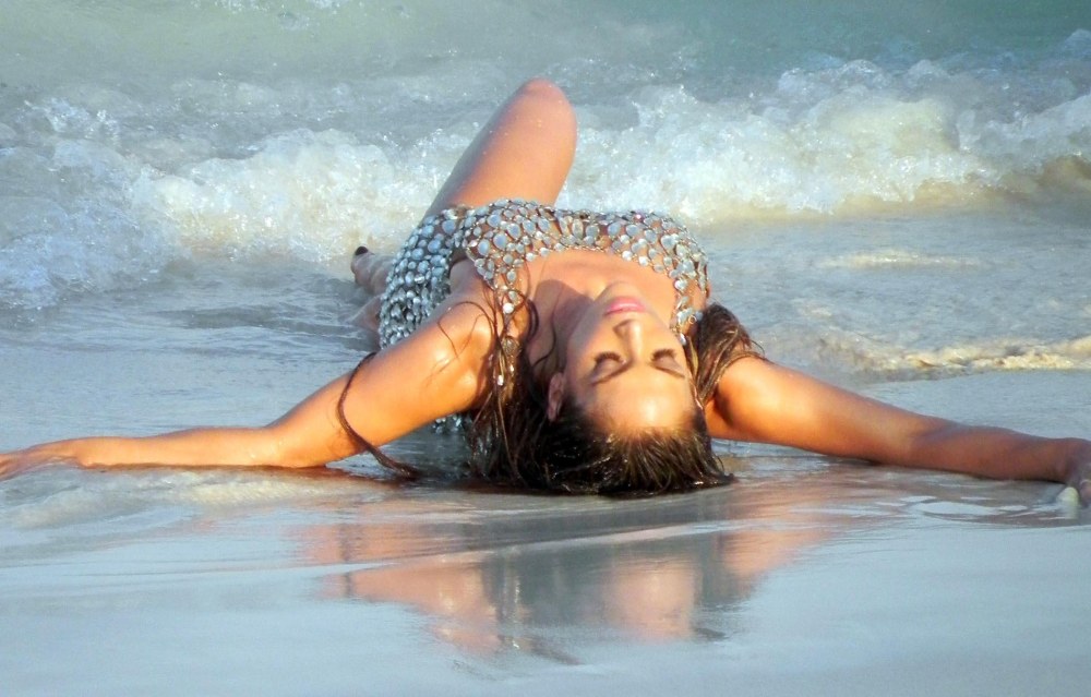 Jennifer Lopez Robe nue