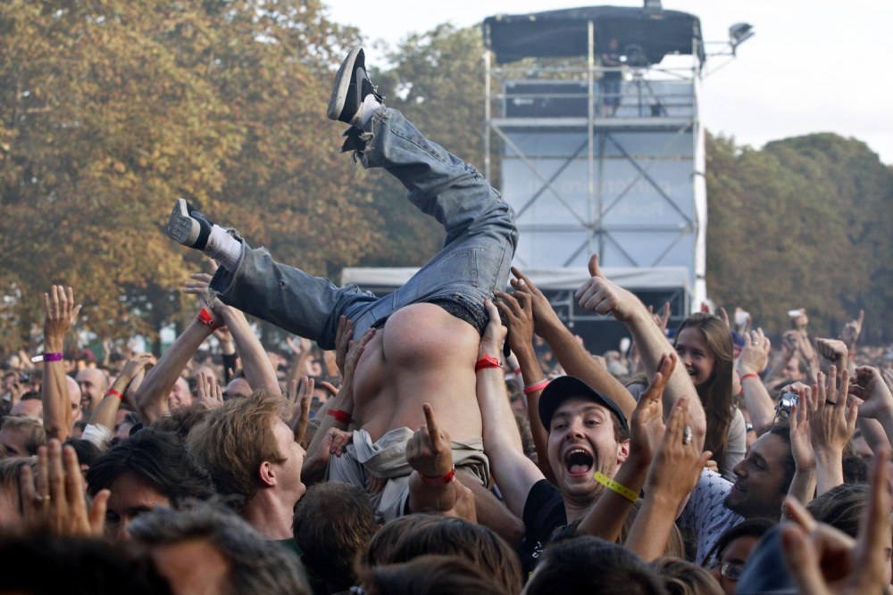Sauter dans la foule