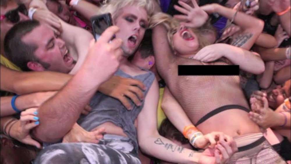 Naked Chicks Dance Striptease
