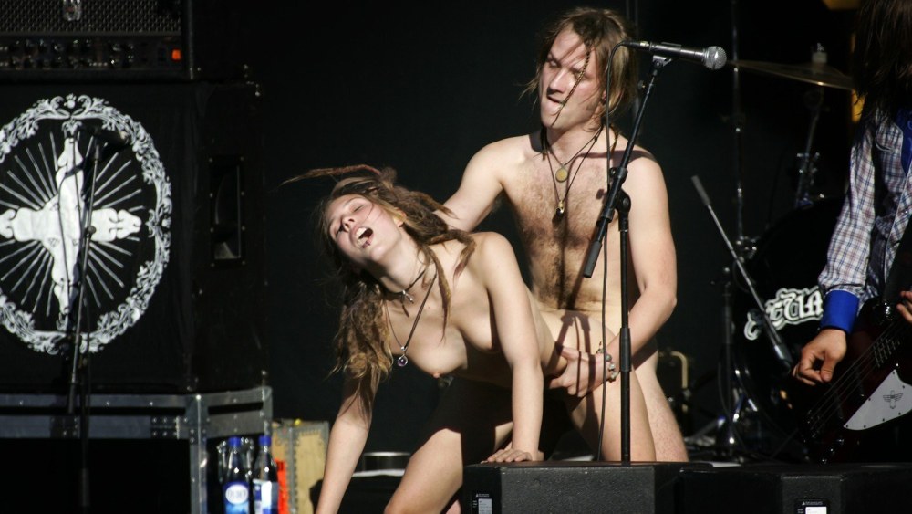 Miley Cyrus nue sur scène