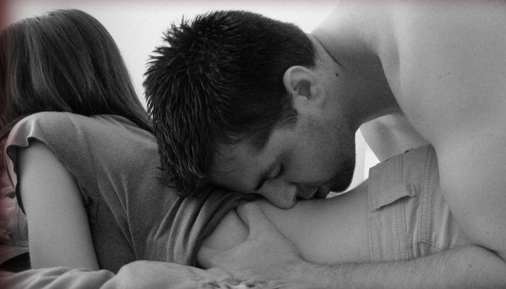 Hommes et femmes nus dans la nature