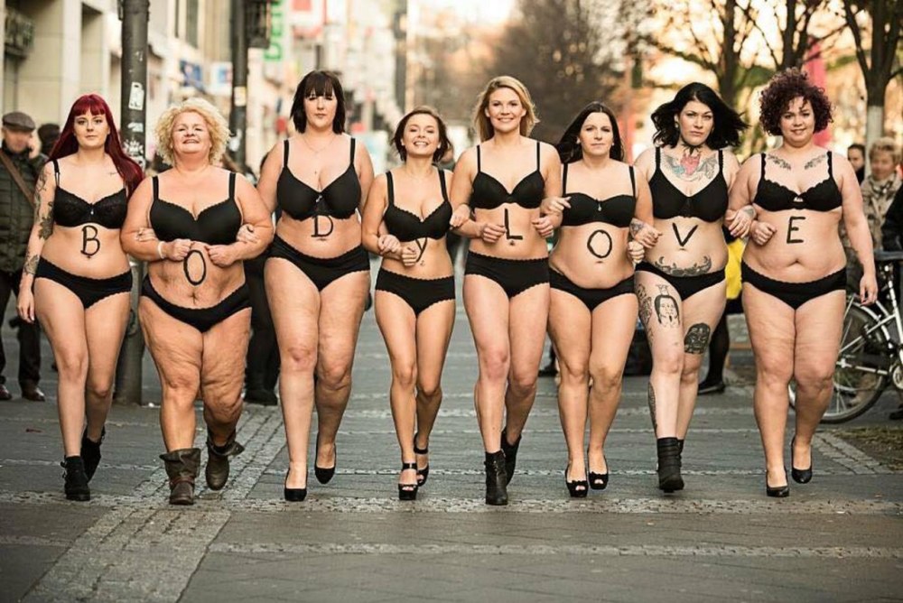 Beaucoup de grosses femmes nues