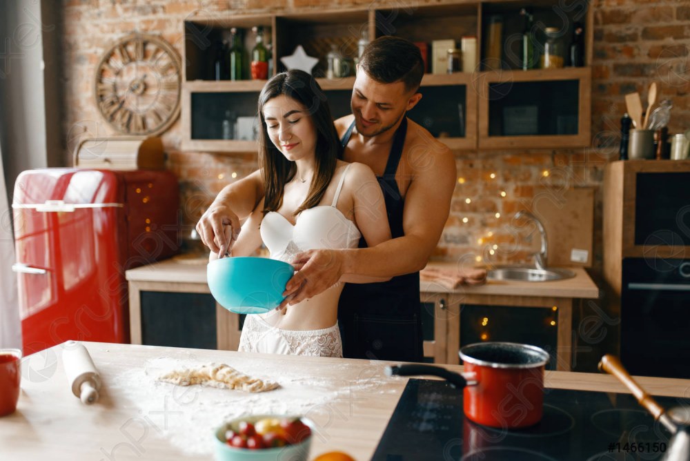 Séance photo d'un couple en sous-vêtements dans la cuisine