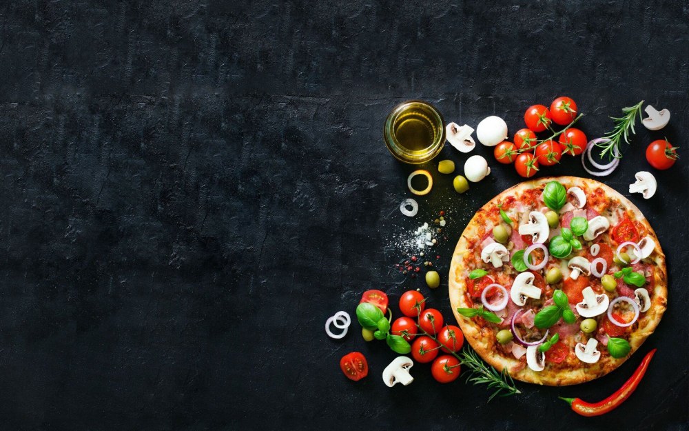 Pizza sur une table en bois