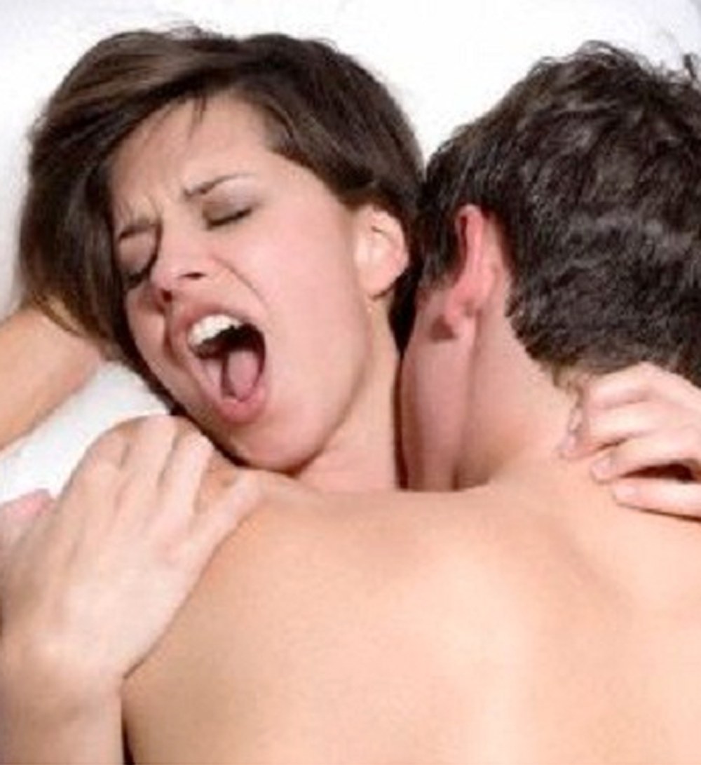 Les jambes des femmes sur un homme