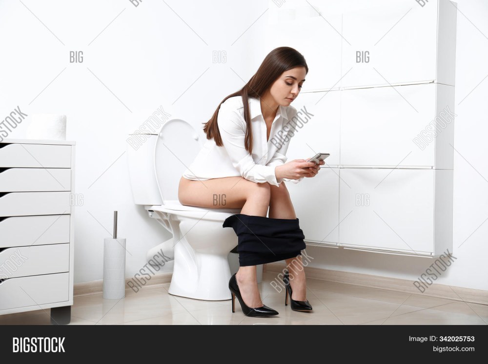 La femme est assise dans les toilettes