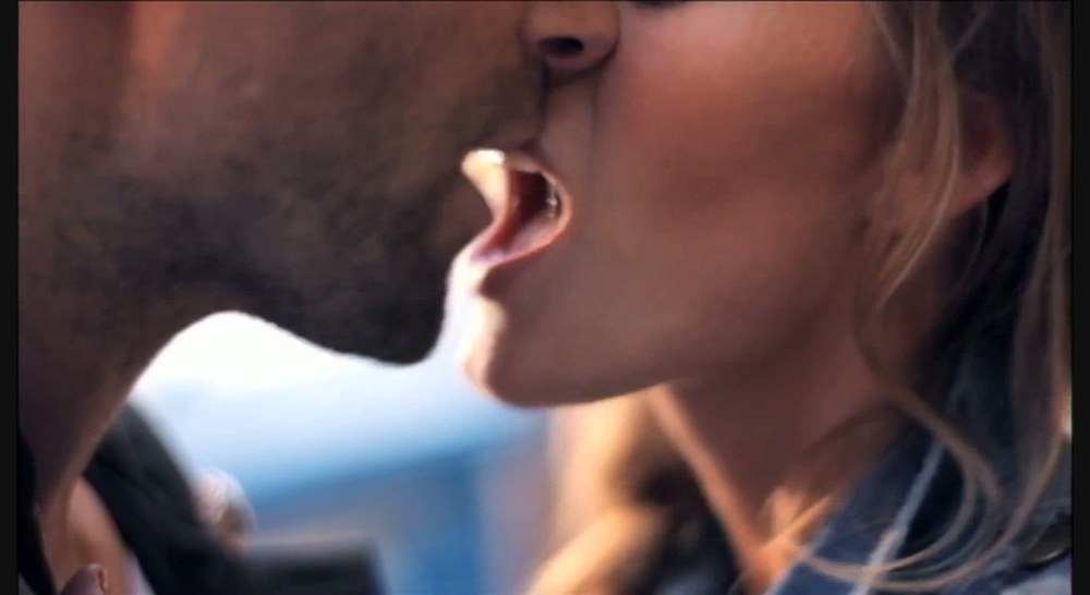 Long baiser avec la langue