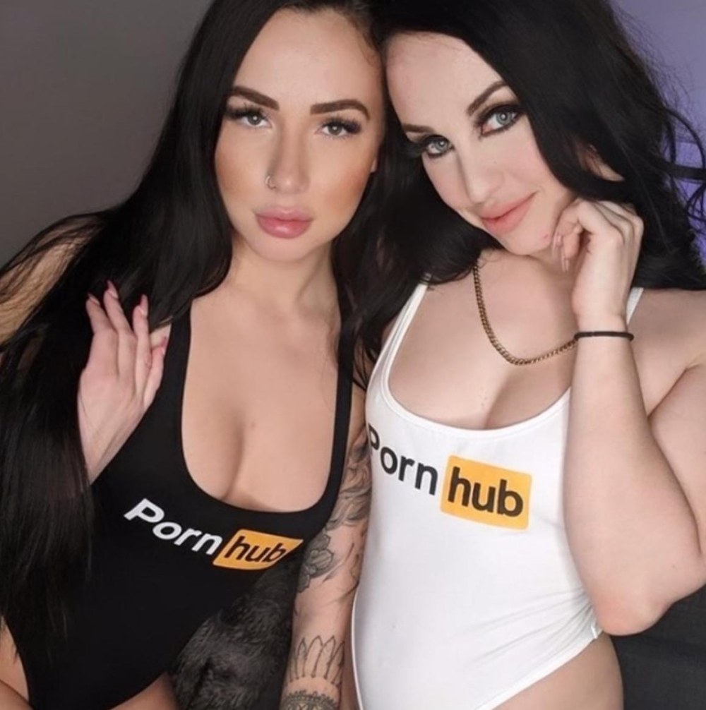 Fille dans un costume de Pornhub
