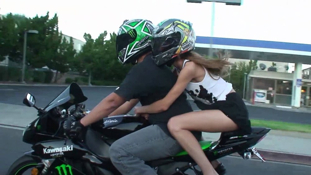 Filles de la pornographie sur une moto