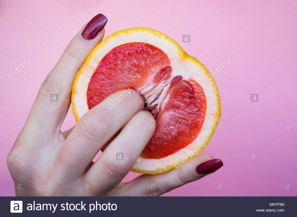 Pamplemousse dans la section avec les doigts