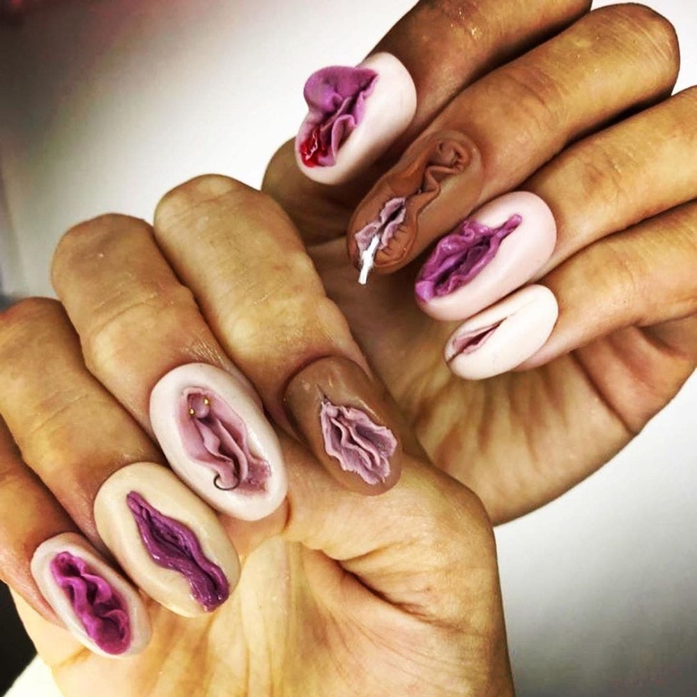 Nails avec les parties génitales