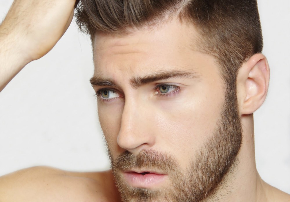 La barbe des hommes est courte