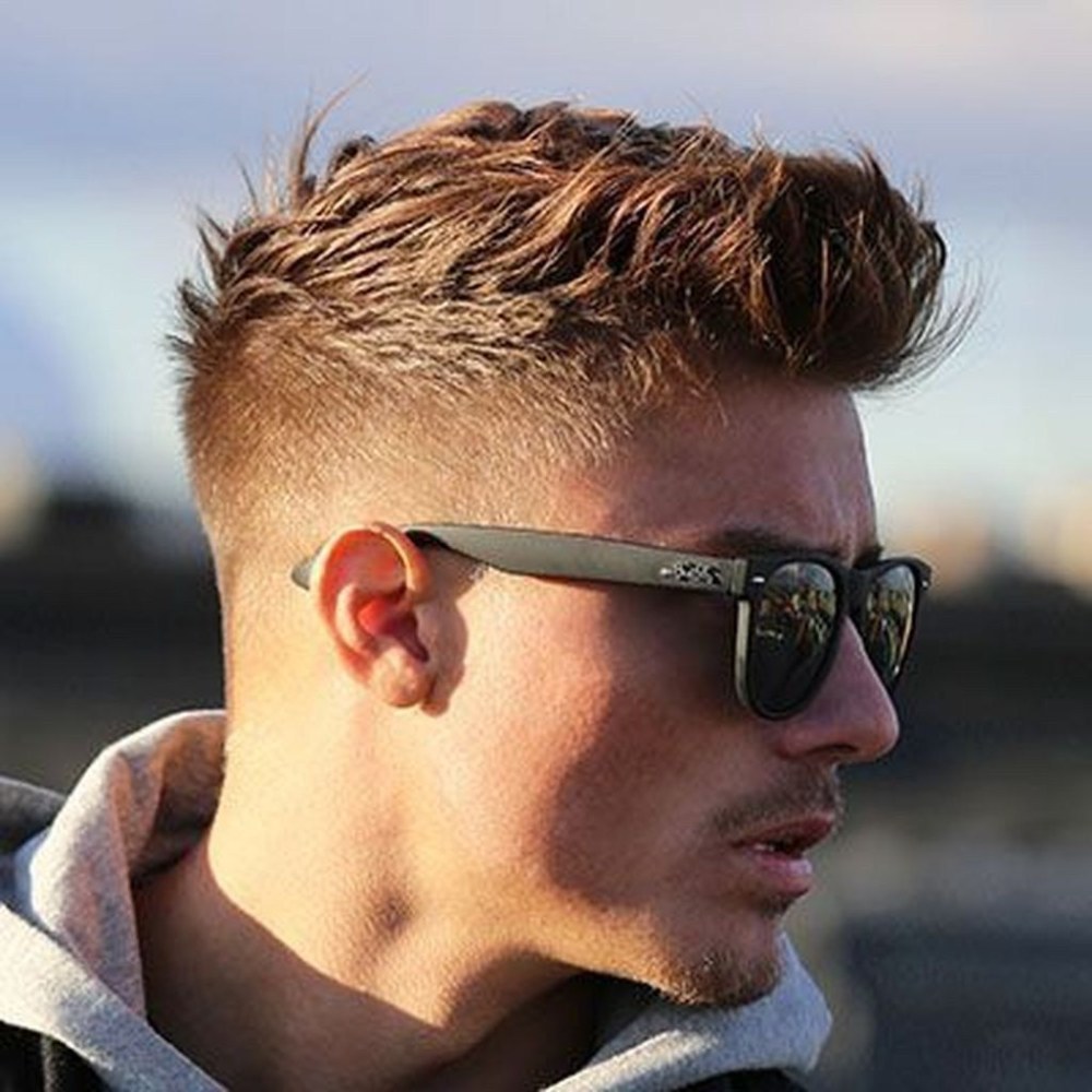 Coupes de cheveux pour hommes avec des côtés rasés