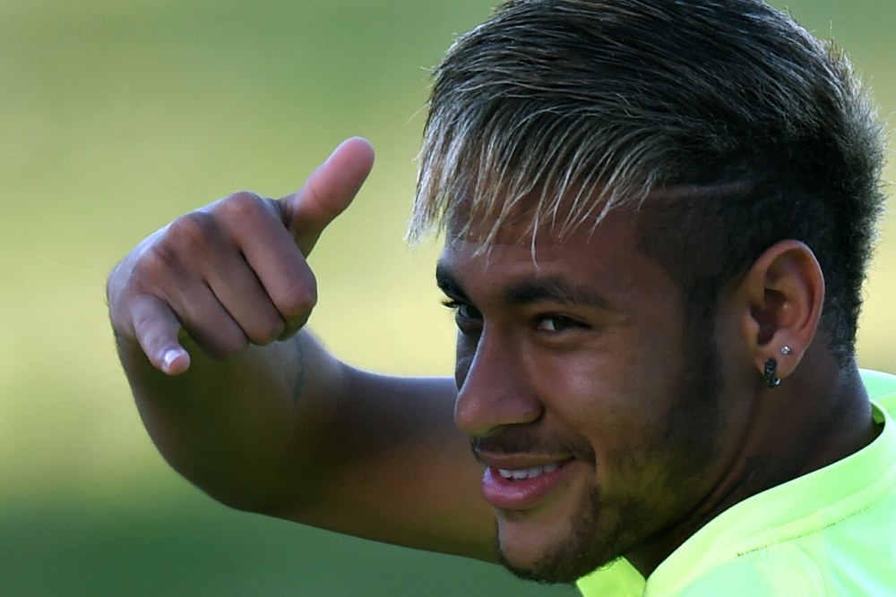 Coupe de cheveux masculine dans la cabine