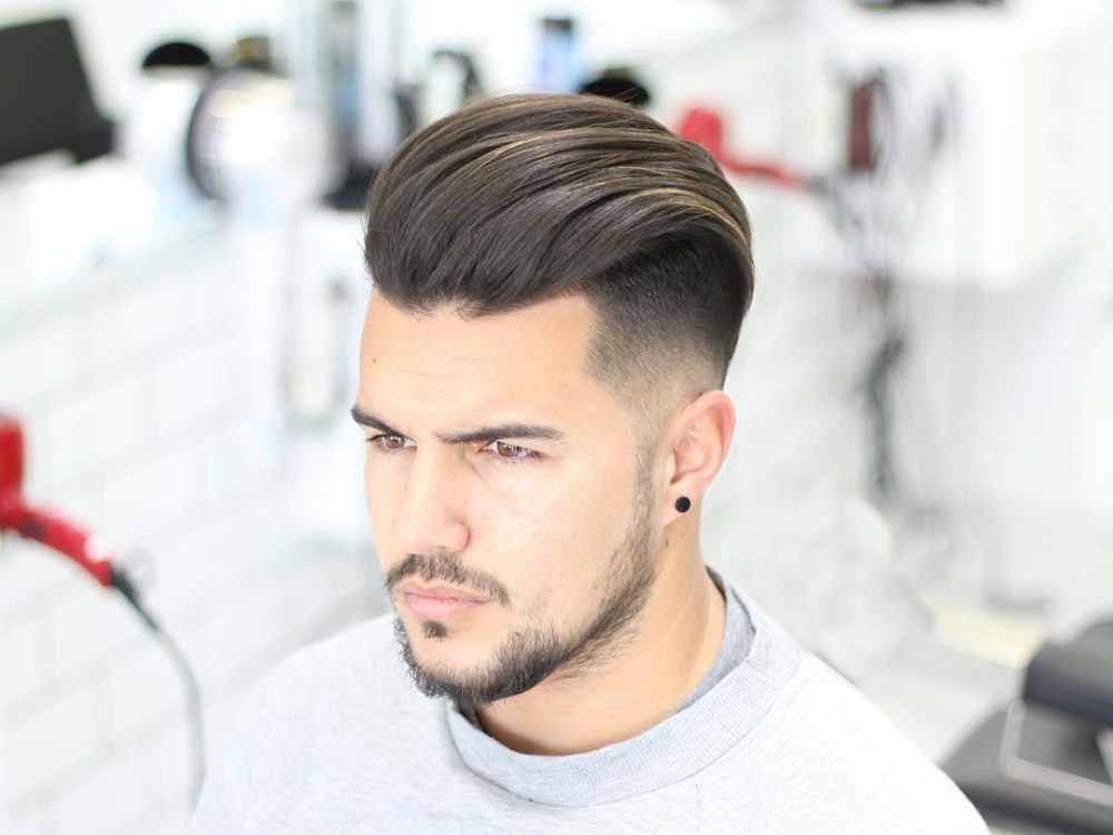 Coupes de cheveux pour hommes avec des côtés courts