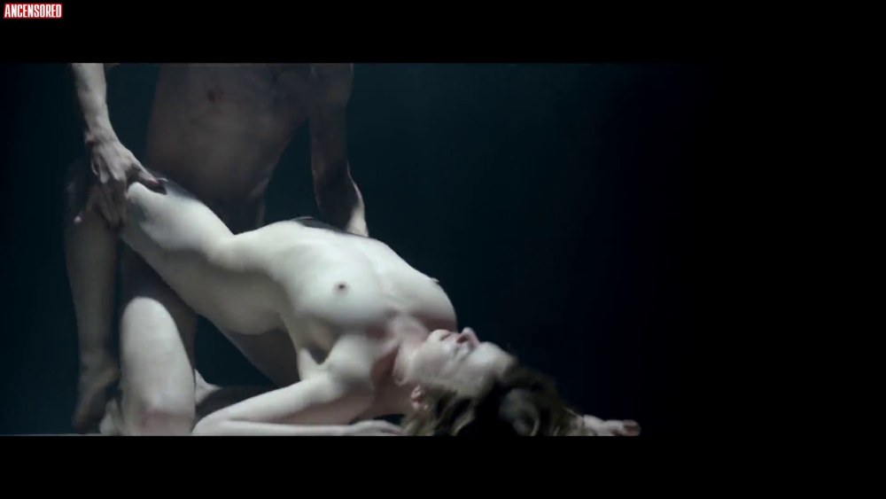 Sofia Butella nue dans le film