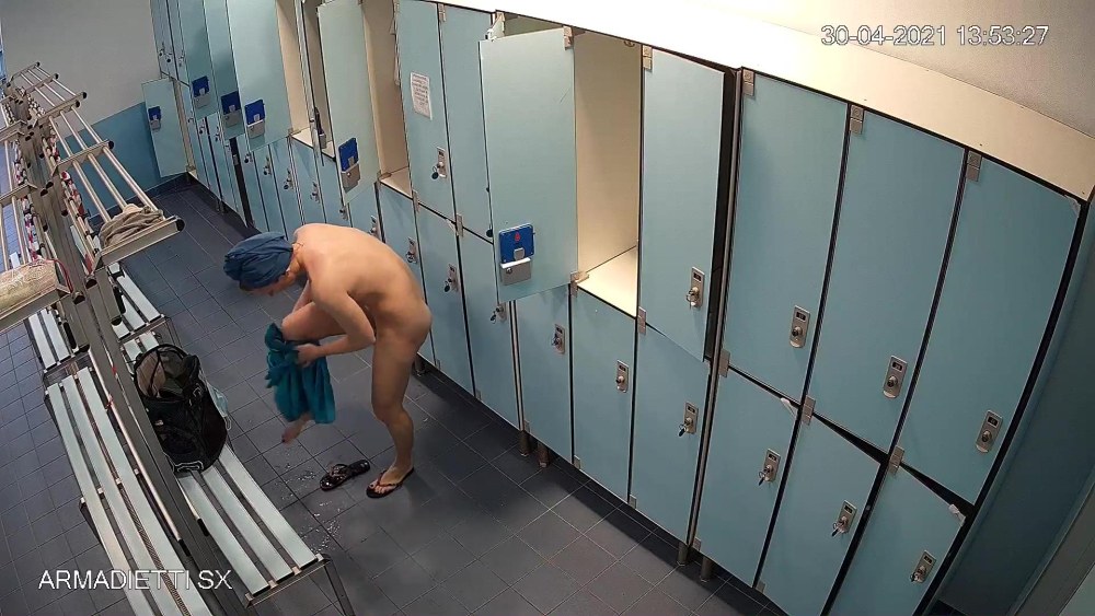 Espionné dans le vestiaire