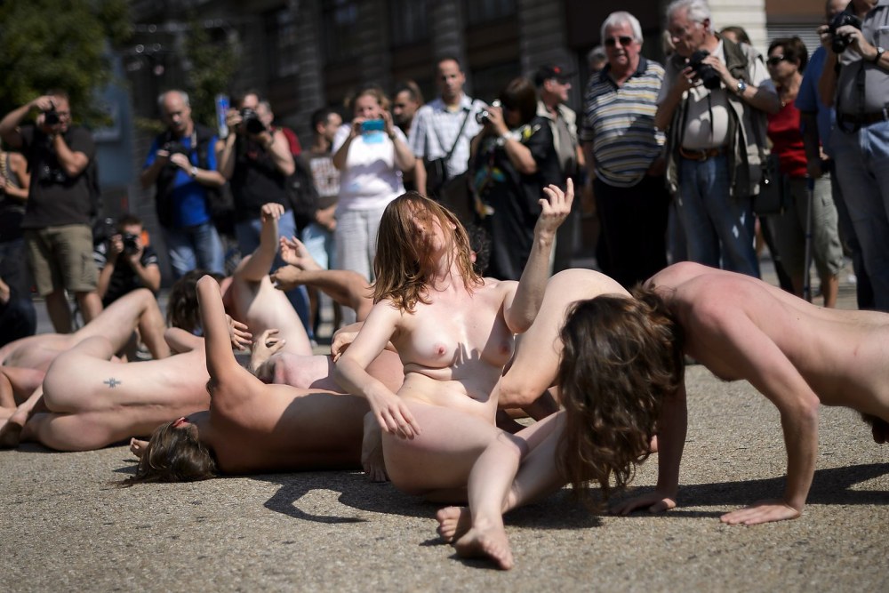 Grands seins dans les transports publics
