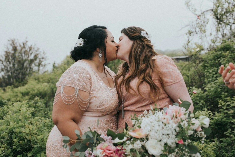 BBW nu dans la lingerie érotique