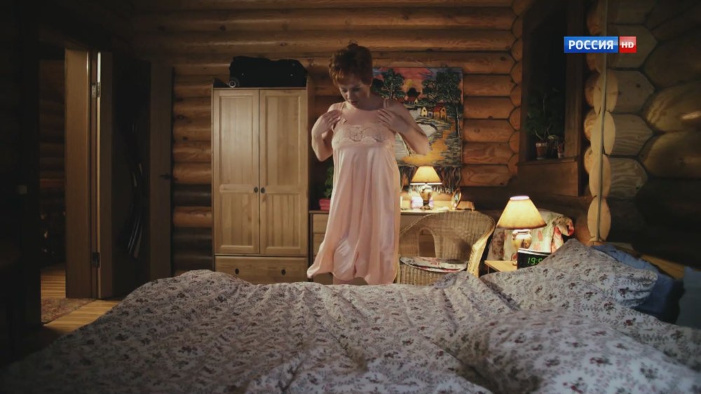 Olga Pogodina dans une chemise de nuit