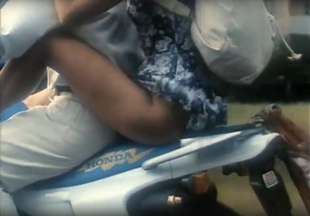 Olga Cabo sur une moto